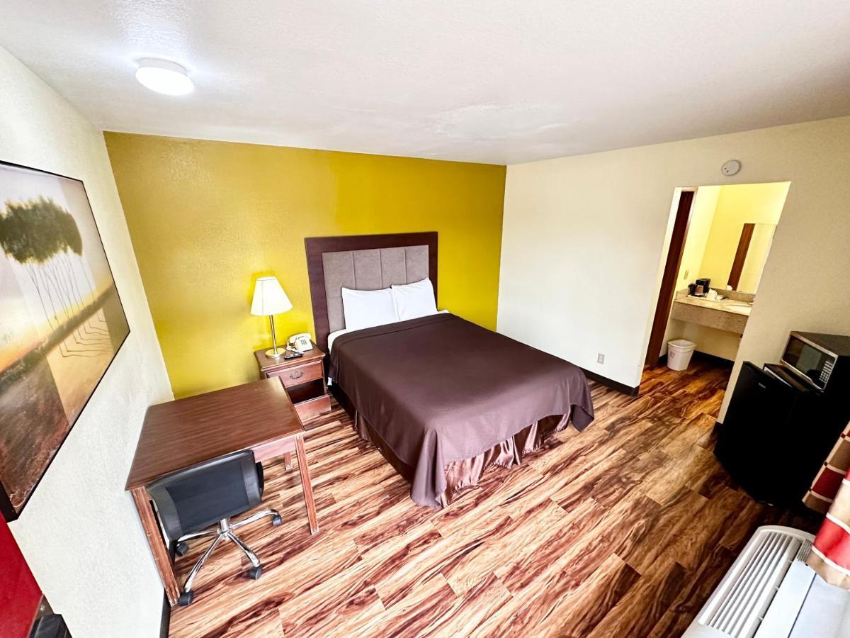 Regency Inn Iola Exterior photo