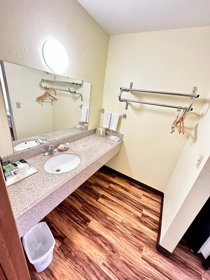 Regency Inn Iola Exterior photo