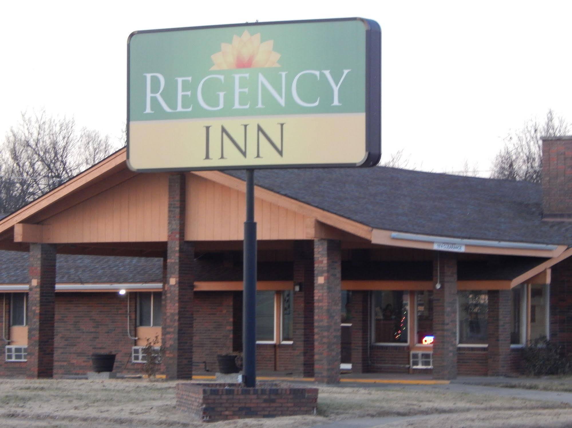 Regency Inn Iola Exterior photo